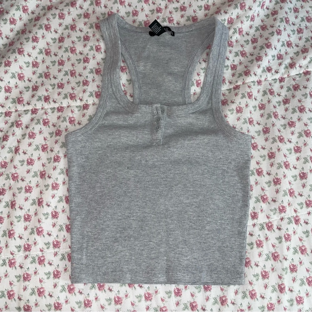 gray tank top